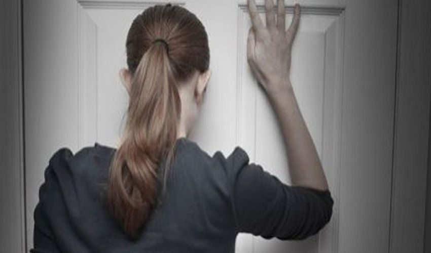 Vrouw uit Vlijmen staat buiten terwijl haar sleutels binnen liggen